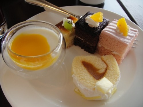 バイキングでたらふく食べてぇ~♪いざ出陣(,,・`_´・)。