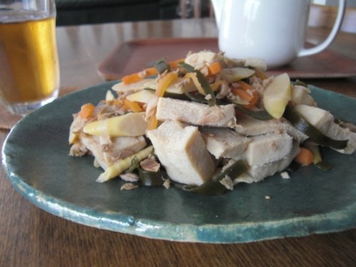 特売の高野豆腐で～（自作の楕円の足付き織部）