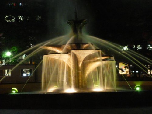 夜の噴水