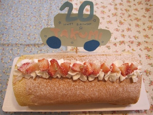 お誕生日のロールケーキ♪