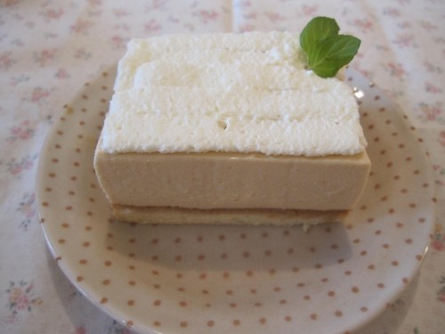 紅茶とラムのババロア風ケーキ