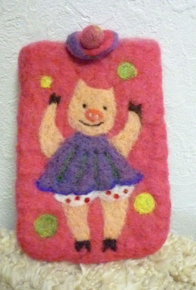 ブタちゃんのフェルト・スマホケースと・・・。