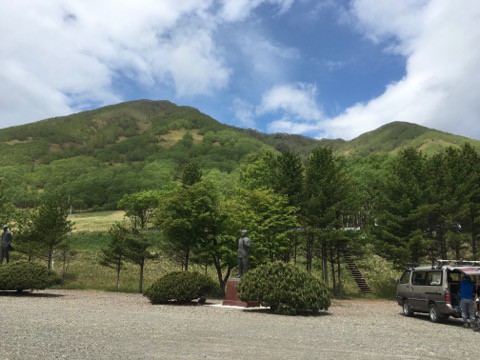 ごろごろ岩の　岩石山へ!空は青空〜