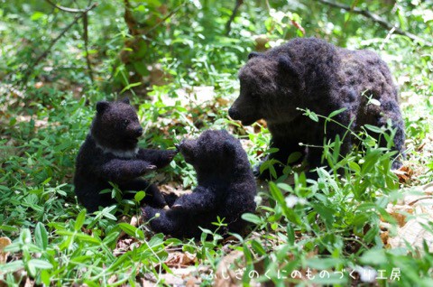 母さんヒグマと　子グマたち　③