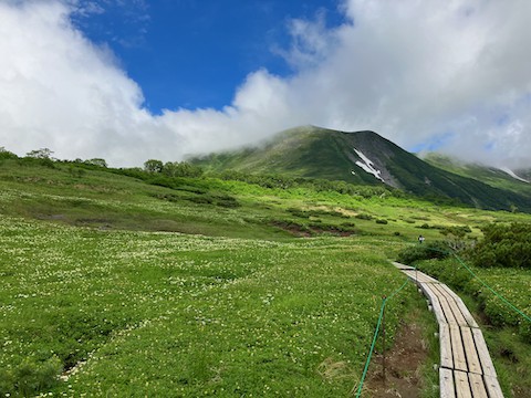 緑岳の雪渓や小さな沼?　その二