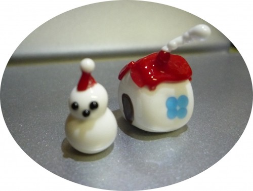 赤い屋根の家と雪だるま