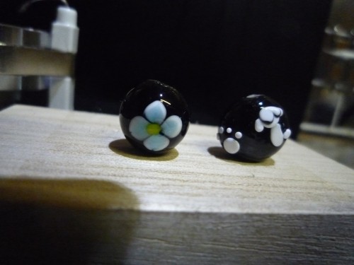 黒のとんぼ玉