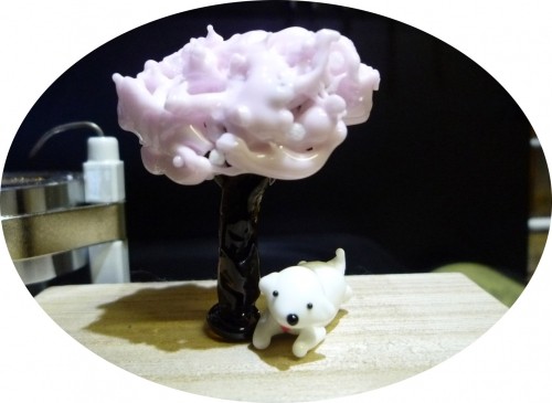 ガラス細工です　桜の木と白い犬