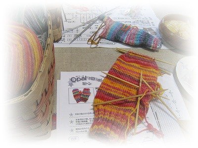 アミアミ編み物・・・Ｏpal糸のミトン（手袋）完成しました。ヽ(^。^)ノ
