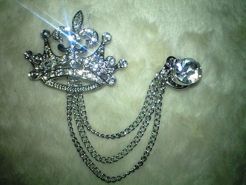 ★[入荷!]チェーン付き王冠のブローチ★