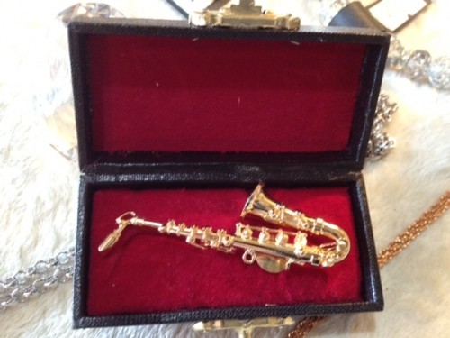 ♪[入荷!]サックス ピンブローチ（ケース付）♪゛