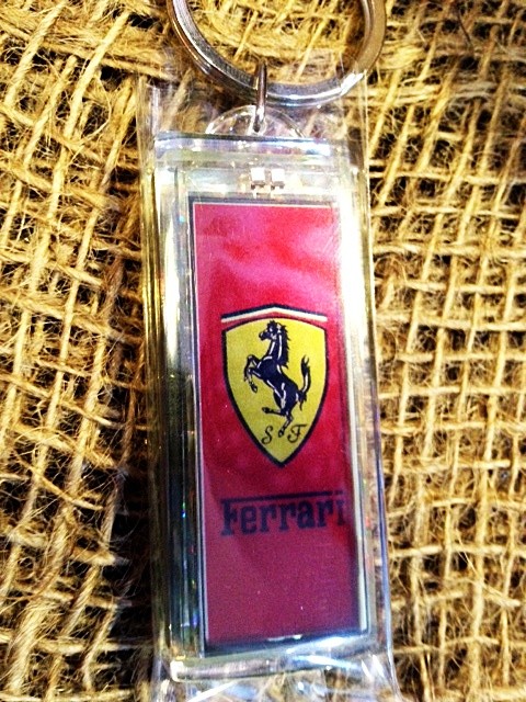 ♪[入荷!]フェラーリ ソーラー発光キーホルダー♪゛