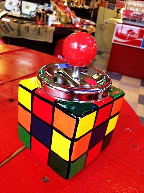 ♪入荷！キューブ型アッシュトレイ♪