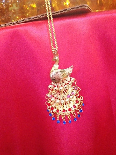 ♪入荷！孔雀のネックレス＆ピンバッジ♪