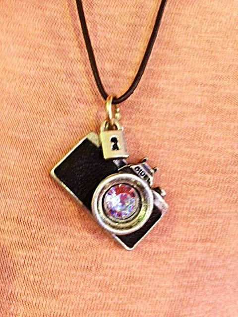 ♪入荷！カメラ　皮ひもネックレス♪
