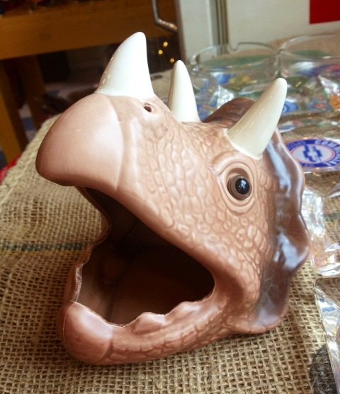 ♪入荷！恐竜の灰皿♪