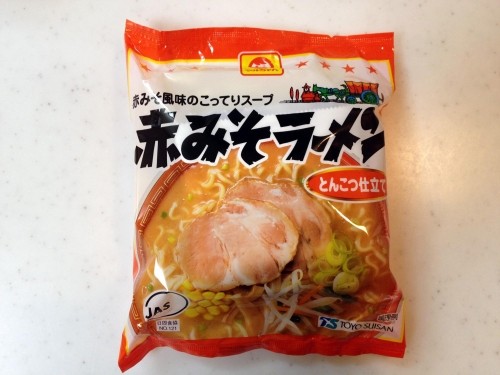とろみの豚骨スープが主役「赤みそラーメン」