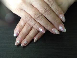 ほんのり華やかネイル♪