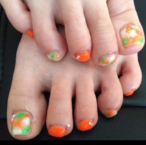 フット ネオンタイダイ。