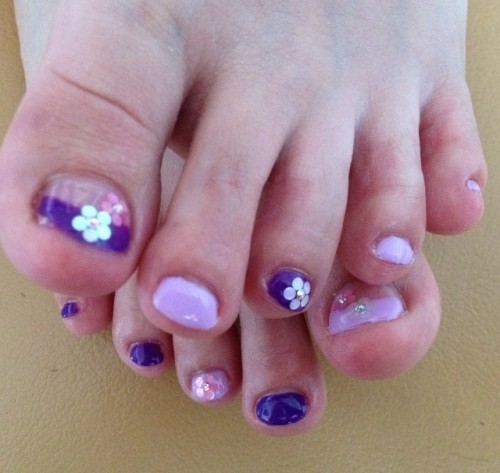 パープルカラーのフットネイル。