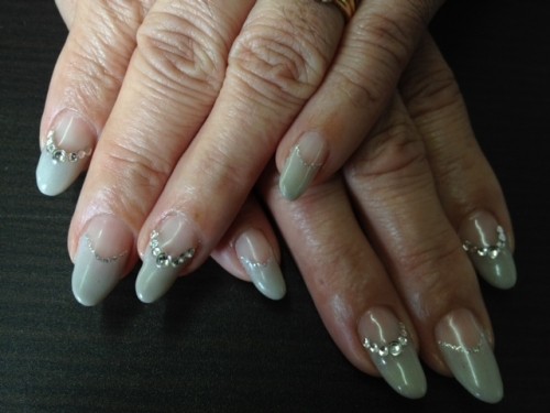 グレージュカラー。