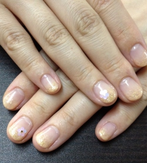 ピンクベージュとゴールドラメ。