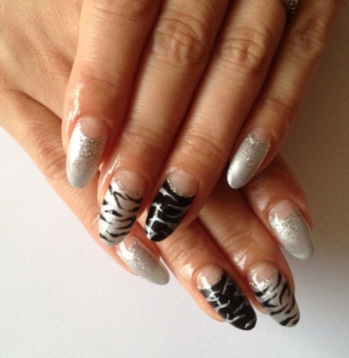 ゼブラ柄ネイル。