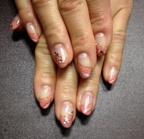 上品な流線ネイル。