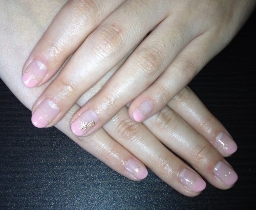 コーラルピンクのグラデーション。