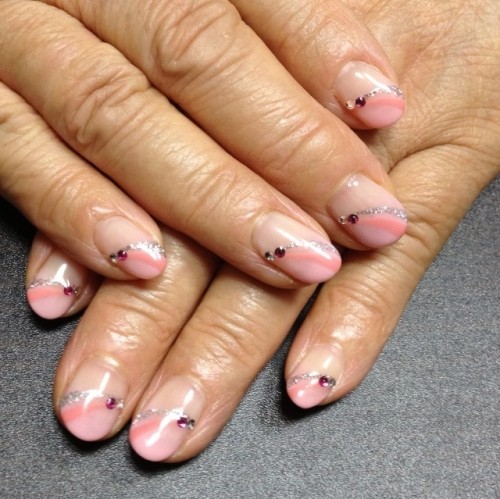 流れるようなラインネイル。