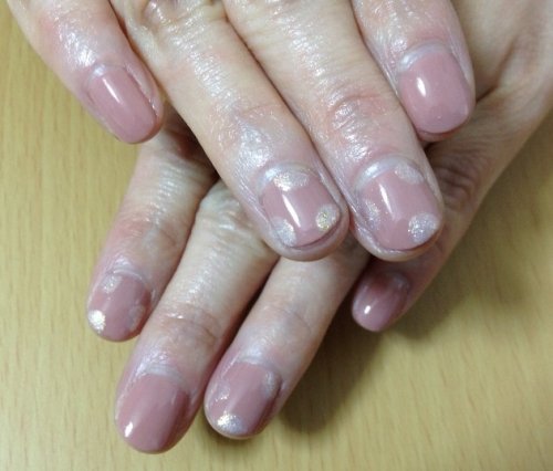 マニキュアカラーでドットネイル。