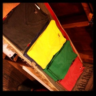 最終入荷!ポケット付きVネックTシャツ!!