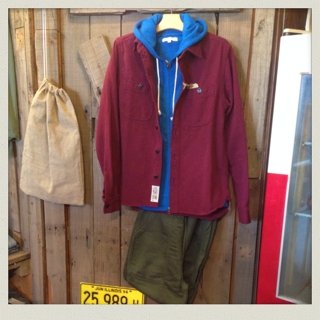 ブルーZIPパーカー入荷！！