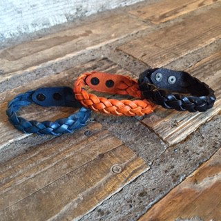 編み込みレザーブレスレット入荷!