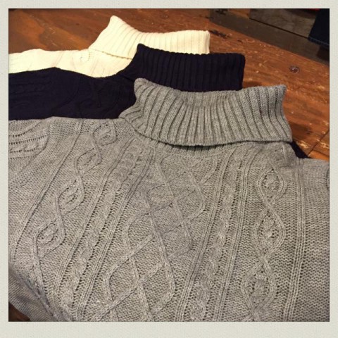 タートルネックケーブルニット入荷!!