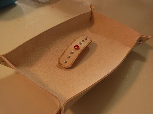 生徒さんの作品 スタッヅバレッタとレザートレイ