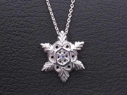 12月らしい雪の結晶ペンダント 12月誕生石 タンザナイト