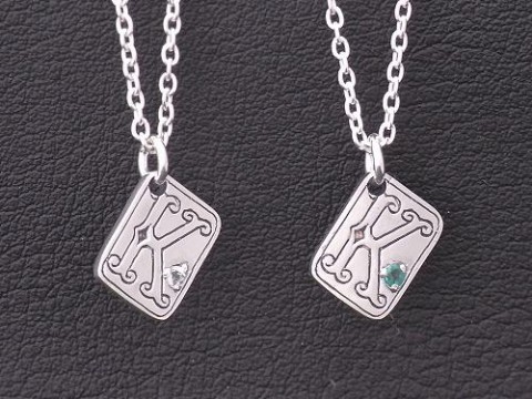 お互いの絆を深める イニシャル「K」のペアネックレス