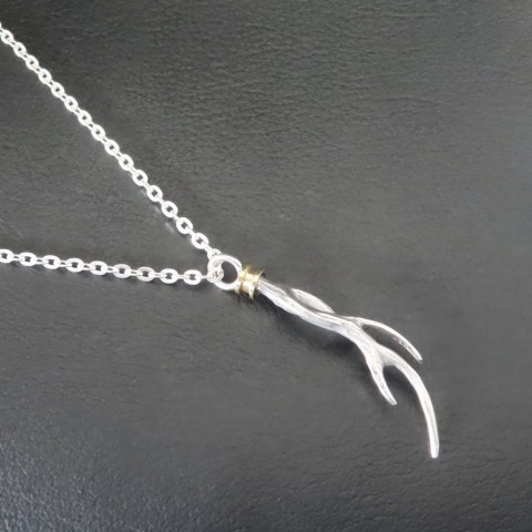 鹿の角ネックレスのご紹介です!