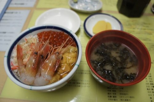 函館朝市・きくよ食堂さんの海鮮丼（お好み４種盛）