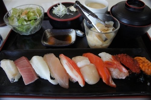 新店オープン！すし市場さんの握りセット