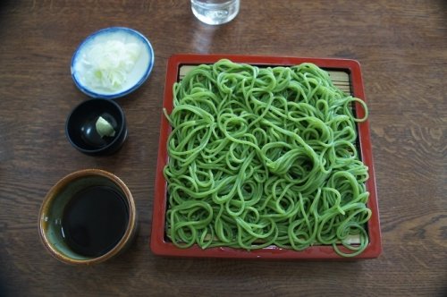 鮮やかなグリーン!江戸東さんのもりそば