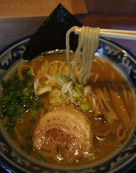 太縮れ麺チョイス！　田楽さんの豚そば（醤油）