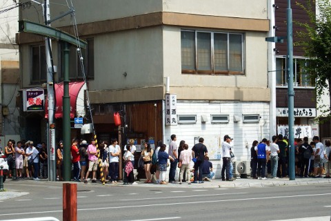 豚丼店の行列対決!　ぱんちょうさんvsとん田さん