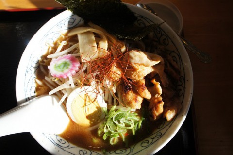 居酒屋あまやどりさんの炭焼きホルモンラーメン