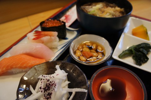 幕別町・竹葉寿しさんの生寿司そばセット