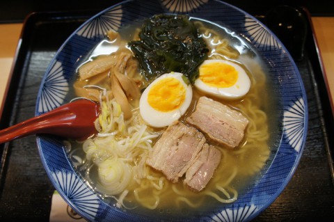 本別町・吞みくい処おざわさんの塩ラーメン