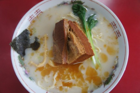 角煮がゴロリ! 海皇さんの霧色ラーメン
