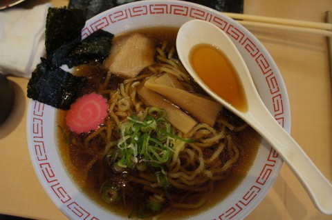 回転寿し魚まるさんのあっさり醤油ラーメン