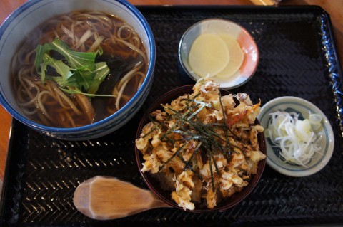 駄そば屋 三和土さんのミニかき揚げ丼&かけそばセット
